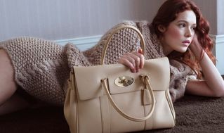 Model trägt eine Mulberry Bayswater 9 to 5 Tasche aus Eichenleder