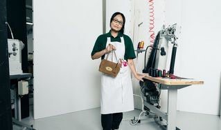 Girls kissing Small Roxanne black