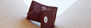 Mulberry Lily und Lily Chain Tragetaschen in Schwarzkirsche