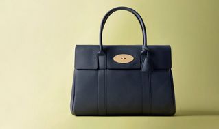 네이비 가죽 소재의 Mulberry 베이스워터 핸드백