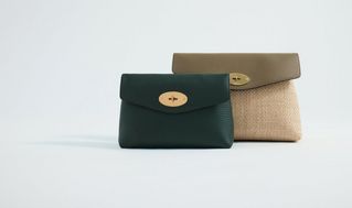 Zwei Mulberry Darley Kosmetiktaschen in Schwarz und Raffia