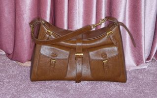 model wearing Mulberry mini Roxanne shoulder bag in sage green