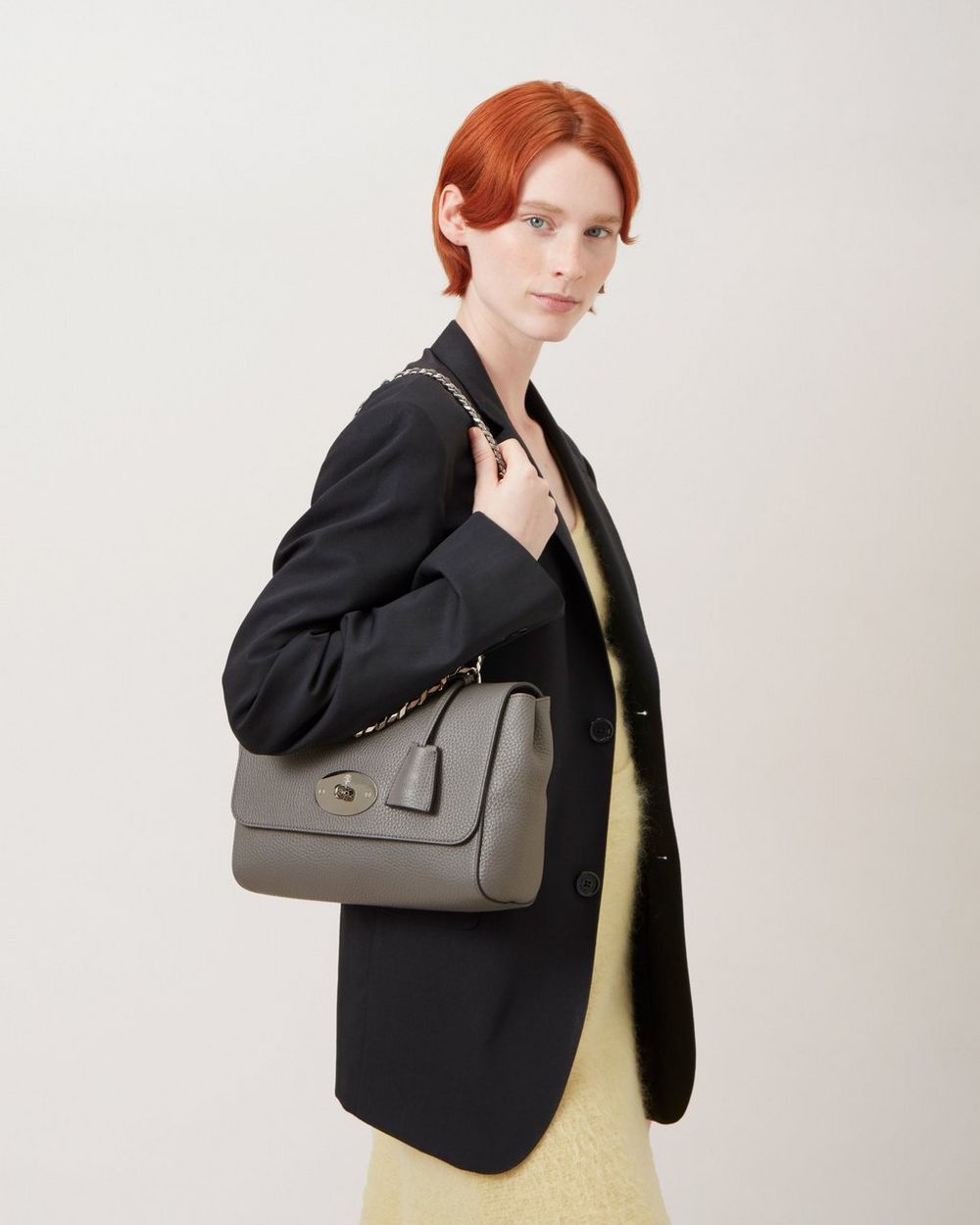 Rejse tiltale Billy ged januar Medium Top Handle Lily | Carbon Neutral | Charcoal Heavy Grain | Sustainable Icons | Mulberry Rejse tiltale Billy ged januar Medium Top Handle Lily | Carbon Neutral | Charcoal Heavy Grain | Sustainable Icons | Mulberry
