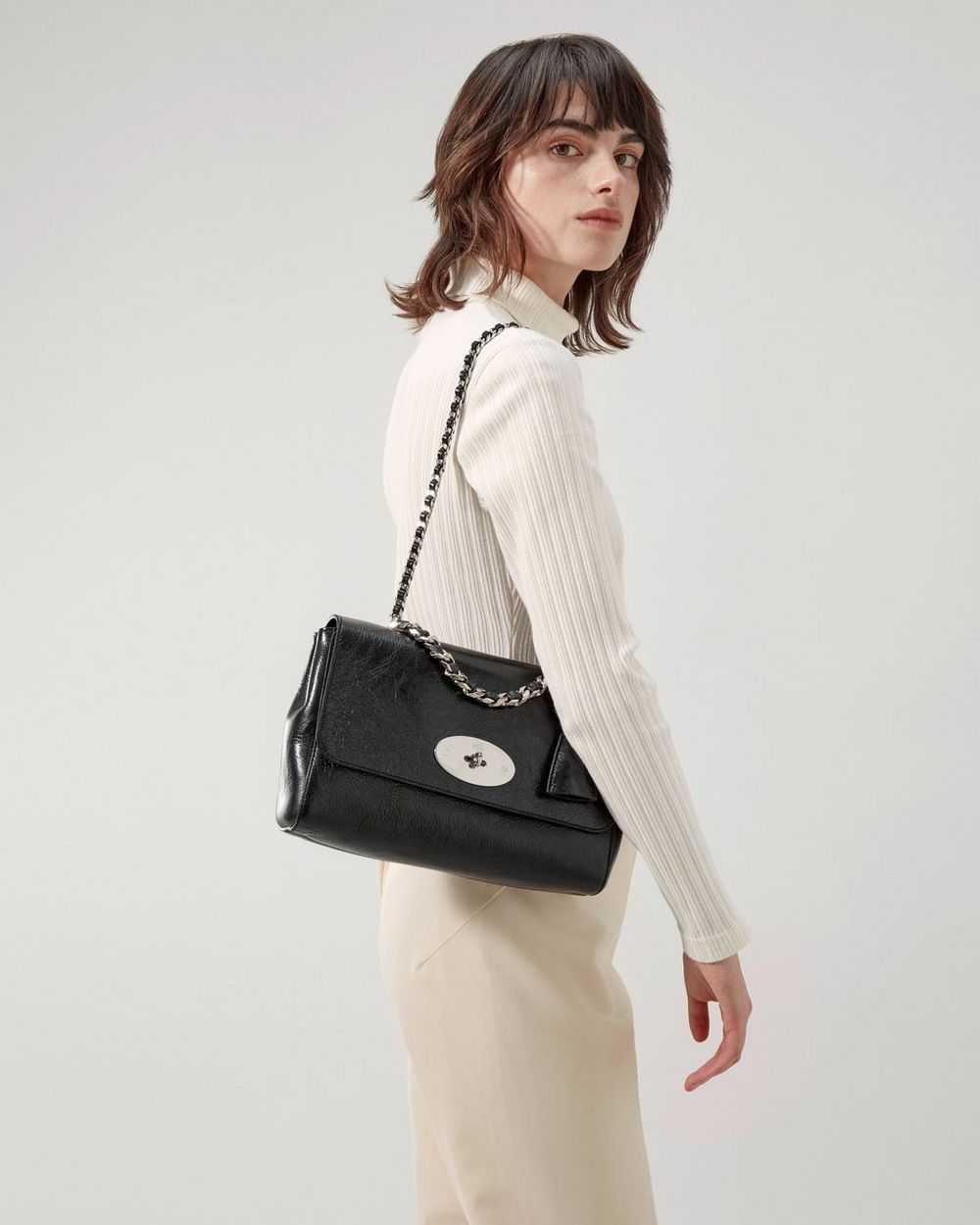 Twisted En del Ungdom Medium Top Handle Lily | Black High Shine Leather | Lily | Mulberry