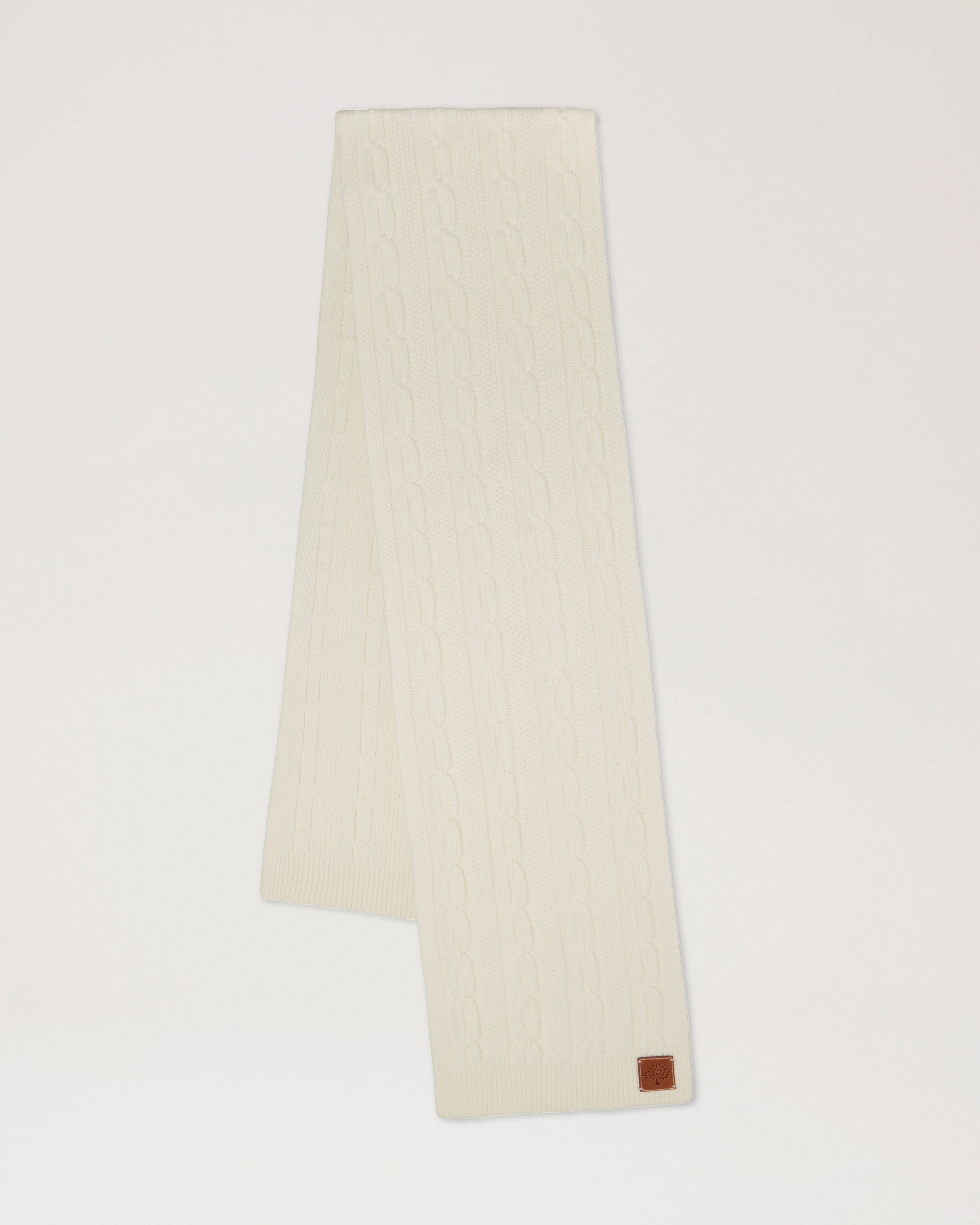 Strickschal mit Zopfmuster