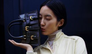 Girls kissing Small Roxanne black