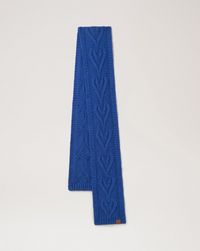 cable-knitted-heart-scarf